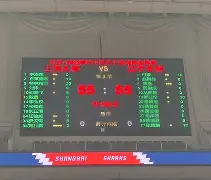 激烈的赛场上甲乙两队正在争夺冠亚军修改病句