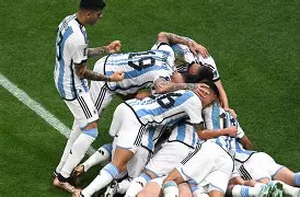 阿根廷队在比赛中打出精彩表现获得掌声的是谁